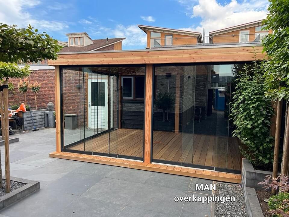Overkapping aansluiten op de gevel: zo maakt u een overkapping waterdicht en veilig Overkapping aansluiten op de gevel: zo maakt u een overkapping waterdicht en veilig